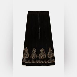 Zara Women's Velvet Black and Gold Midi Skirt